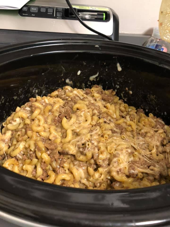 This image has an empty alt attribute; its file name is crockpot-cheeseburgermac3.jpg